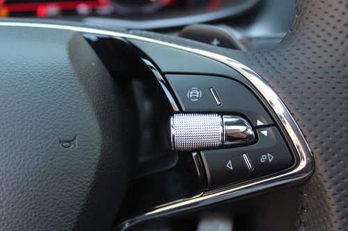 Scala DSG/LED/Navi/PDC/SHZ/ACC/Pano/MONTE CARLO!