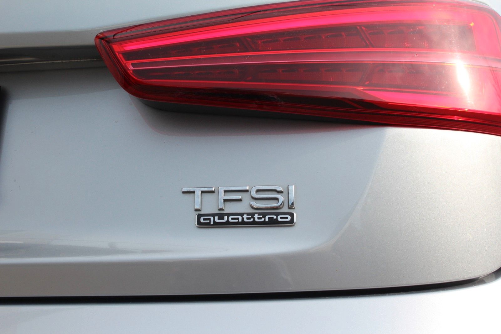 Q3 sport/quattro/AHK LED Navi SHZ PDC S-tronic