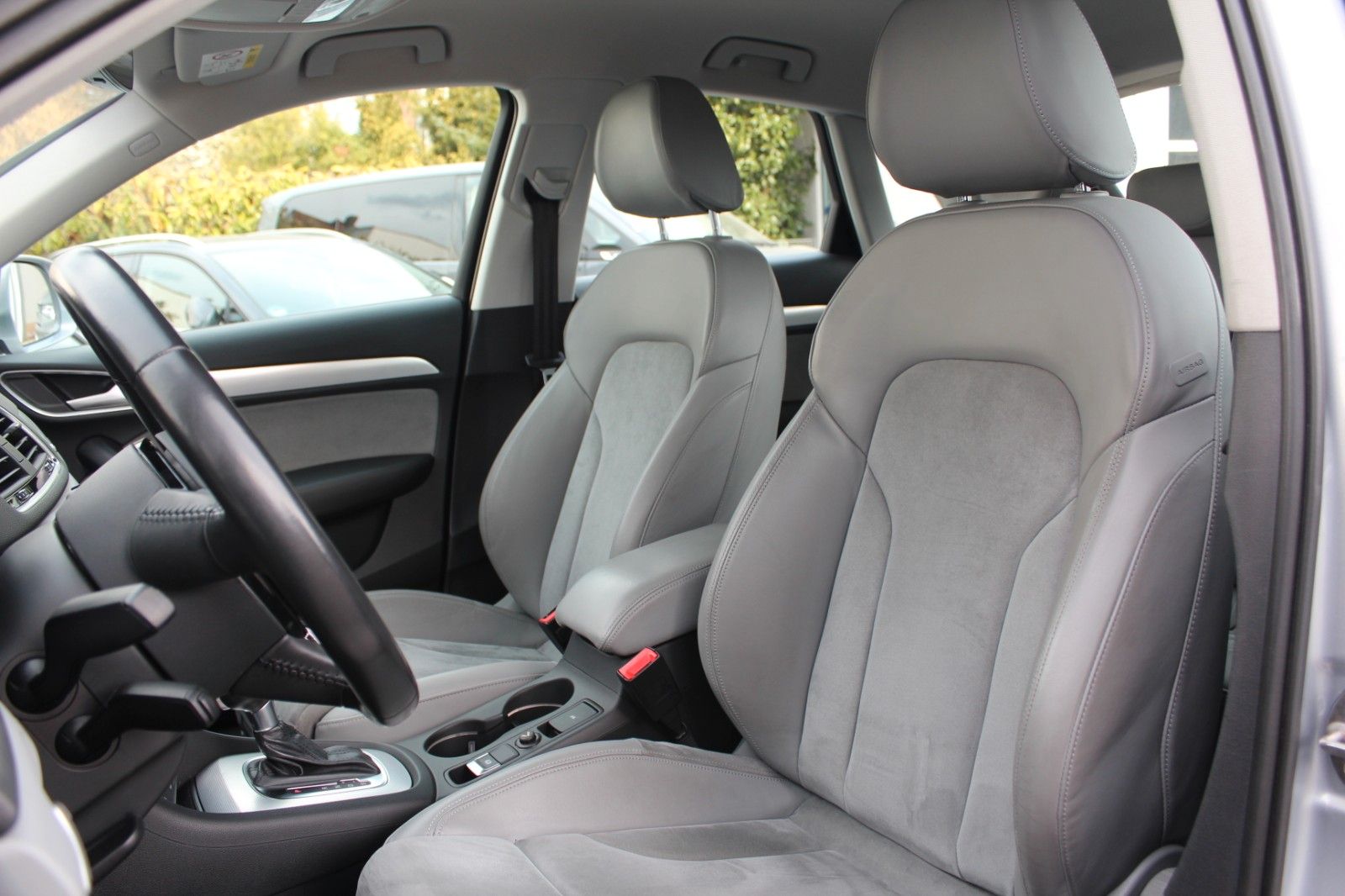 Q3 sport/quattro/AHK LED Navi SHZ PDC S-tronic
