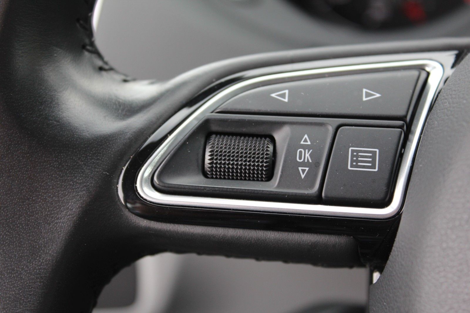 Q3 sport/quattro/AHK LED Navi SHZ PDC S-tronic