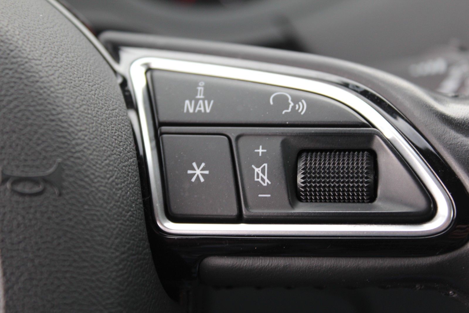 Q3 Sport quattro/S-tronic/AHK/LED/Navi/SHZ/PDC