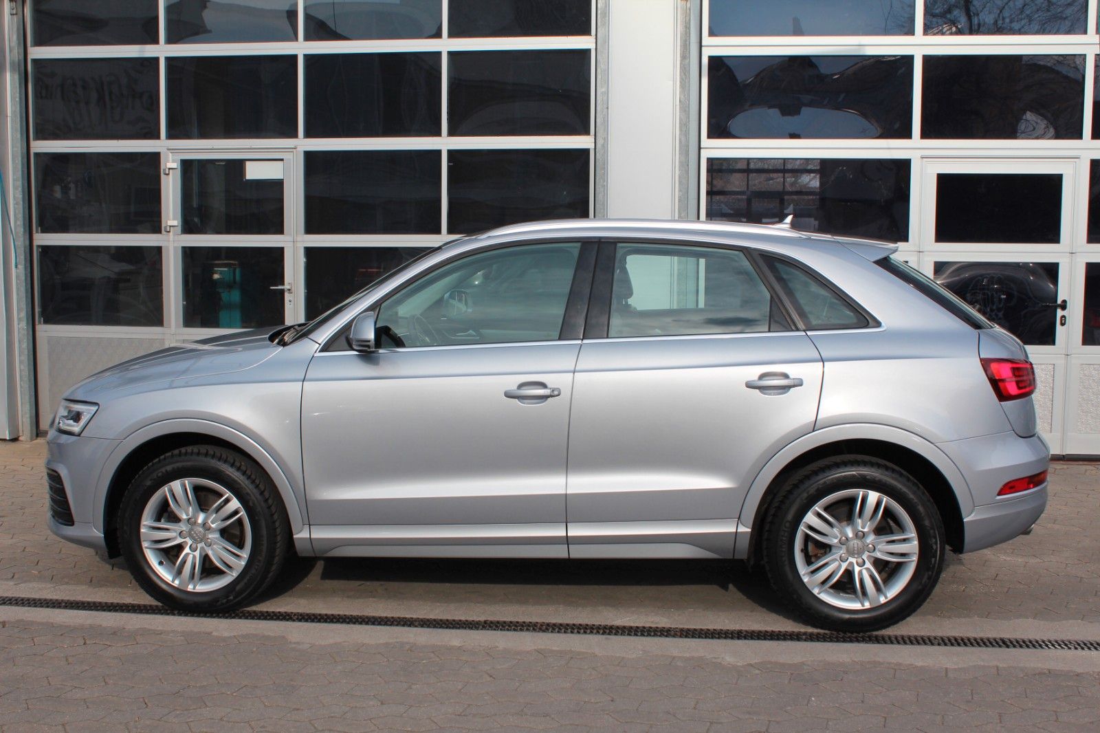 Q3 sport/quattro/AHK LED Navi SHZ PDC S-tronic