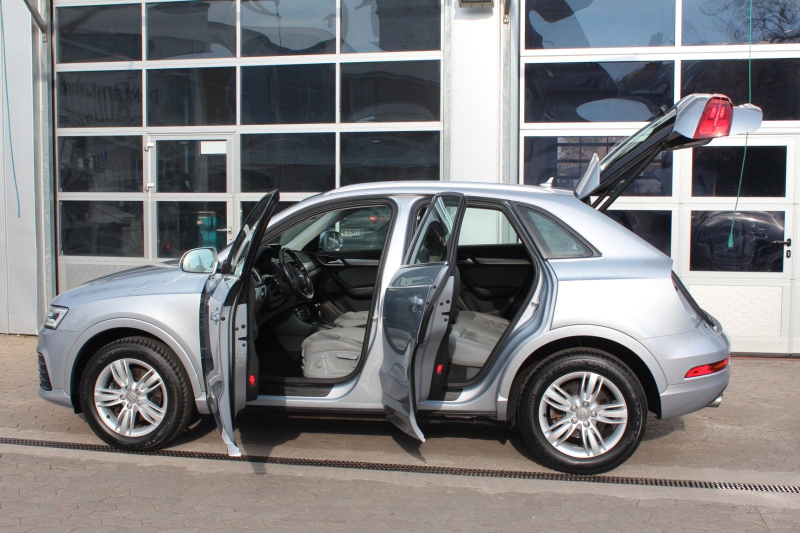 Q3 sport/quattro/AHK LED Navi SHZ PDC S-tronic