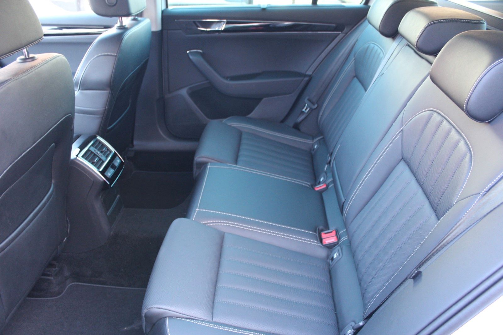 Superb Combi L&amp;K 4x4 STHZ Pano AHK 19&quot;Vollaussta