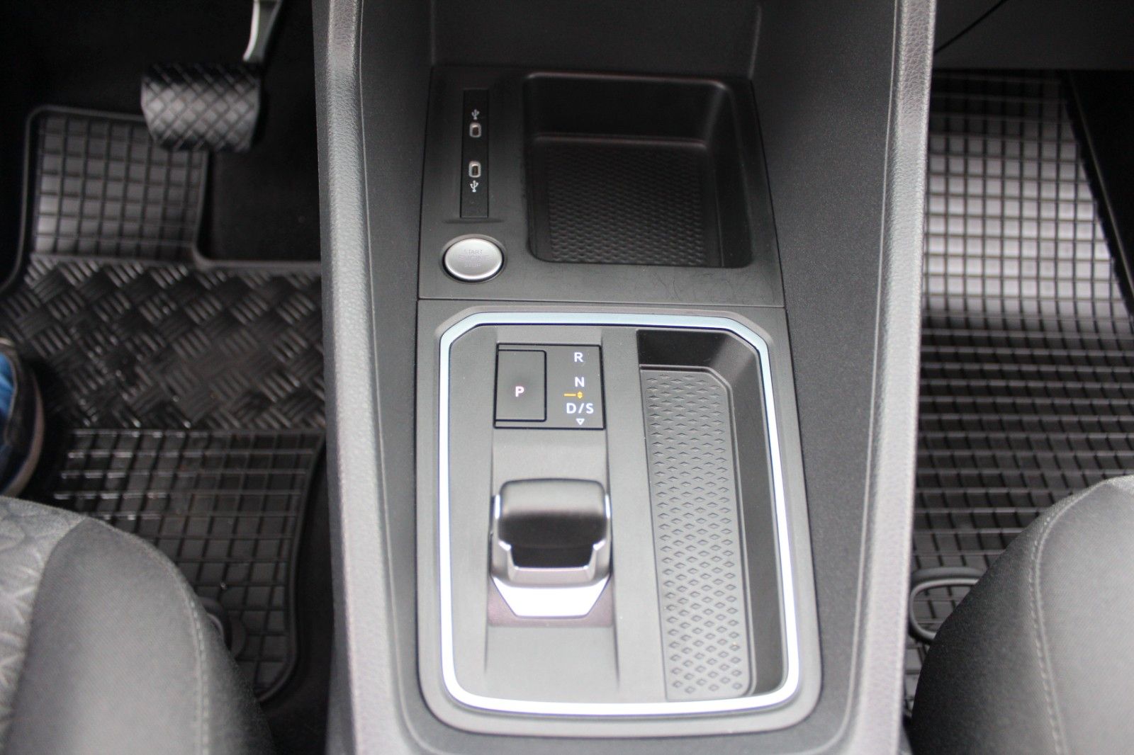 Tourneo Connect Titanium/DSG/SHZ/PDC/GRA/App&gt;Nav