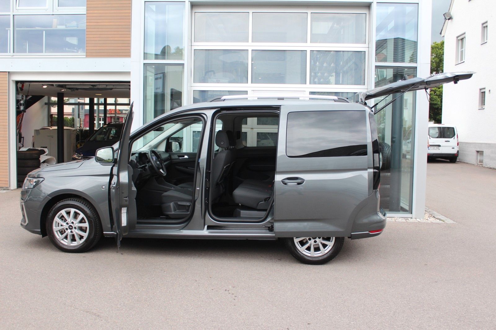 Tourneo Connect Titanium/DSG/SHZ/PDC/GRA/App&gt;Nav