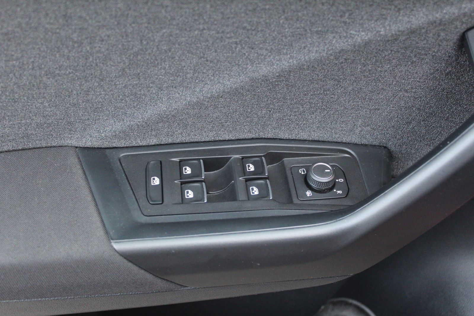 T-Roc Move/AHK/ALU 18"/App/PDC/LED/SHZ/NAV/Black