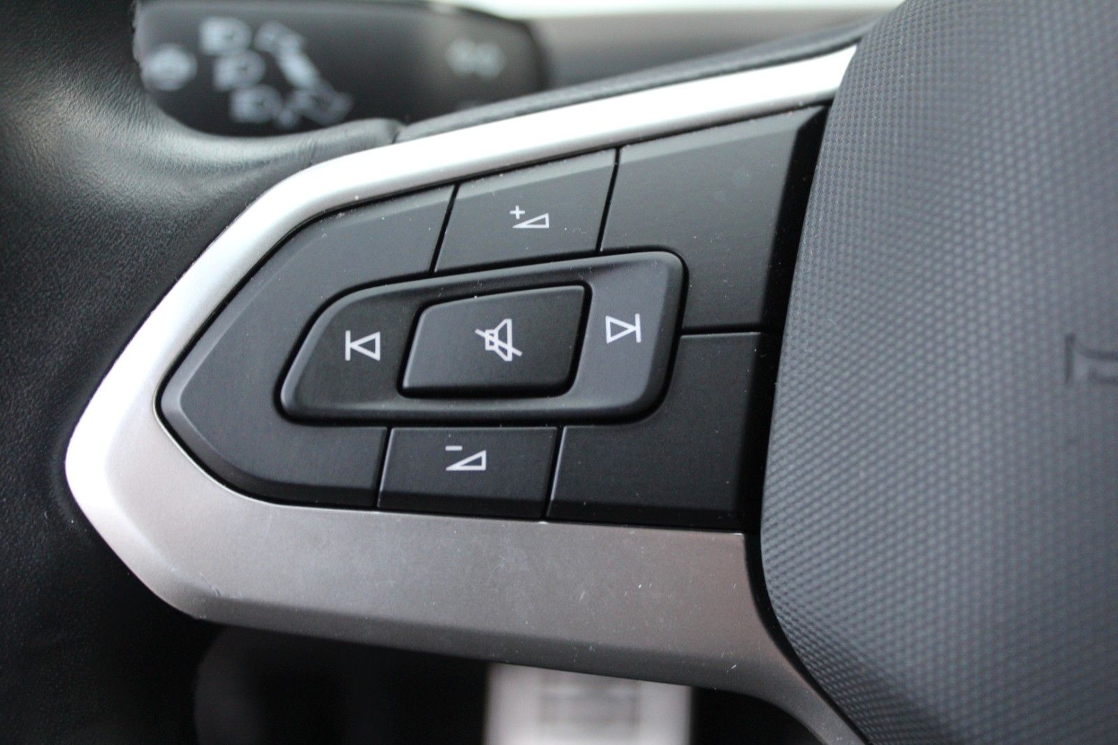 T-Roc Move/AHK/ALU 18"/App/PDC/LED/SHZ/NAV/Black